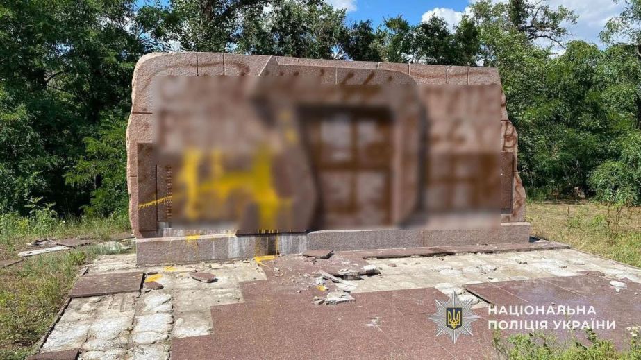 Спаплюжили пам&rsquo;ятний знак: у Самарі судитимуть двох юнаків за розпис свастикою