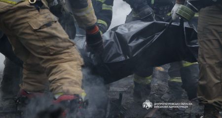 Не минулося без жертв: з-під завалів зруйнованого будинку у Дніпрі деблокували тіло загиблої людини (ФОТО)