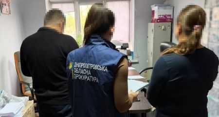 Более миллиона гривен убытков: в Днепре эксдиректор КП получал зарплату, находясь за границей