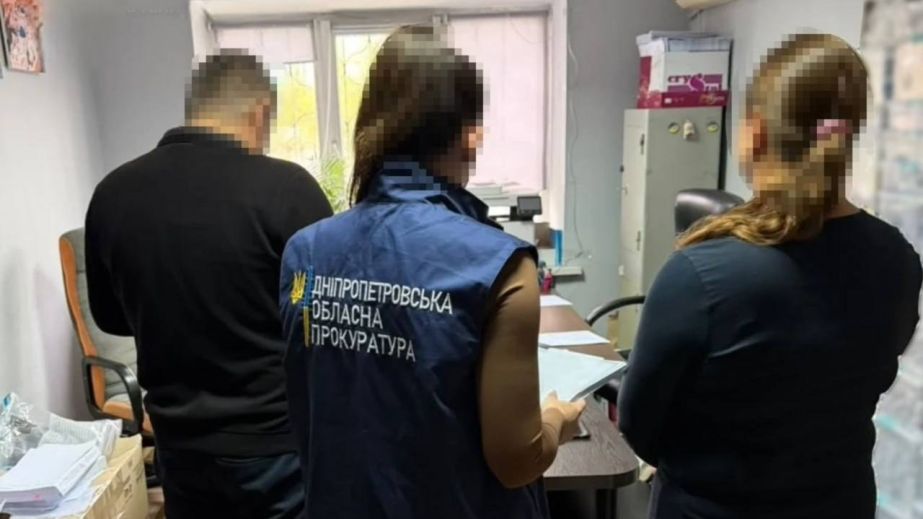 Более миллиона гривен убытков: в Днепре эксдиректор КП получал зарплату, находясь за границей