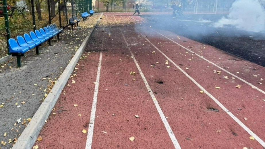 У Дніпрі пролунала серія вибухів: через ворожий удар пошкоджено стадіон та будівлю ліцею