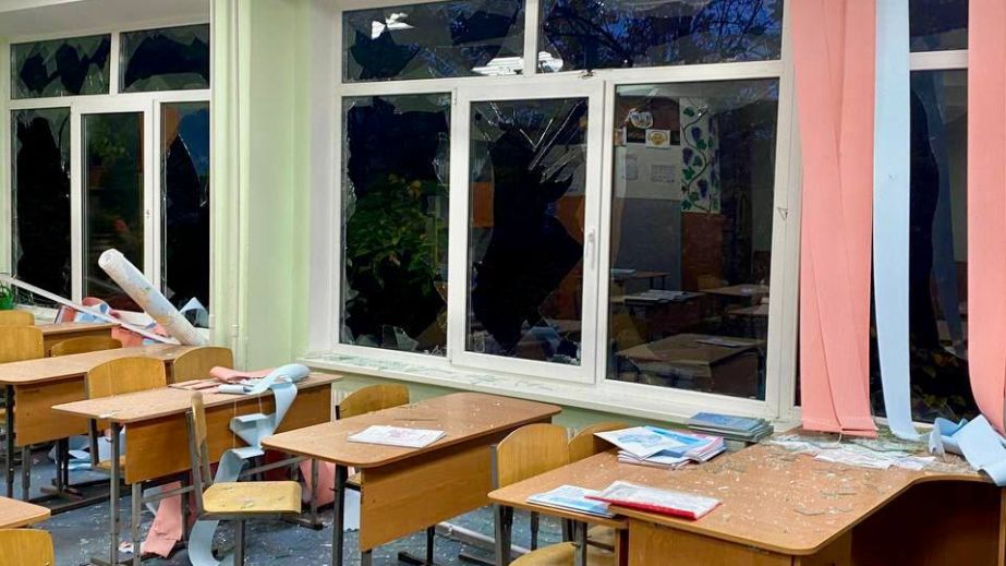 Шість багатоповерхівок, два ліцеї та вигорілий стадіон: наслідки ворожої атаки на Самарський район Дніпра (ФОТО)