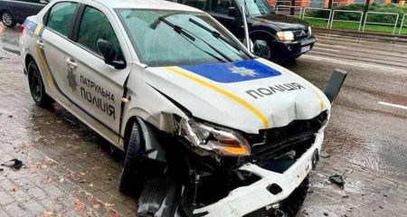 В Днепре Hyundai подрезал полицейский авто: травмированы двое правоохранителей