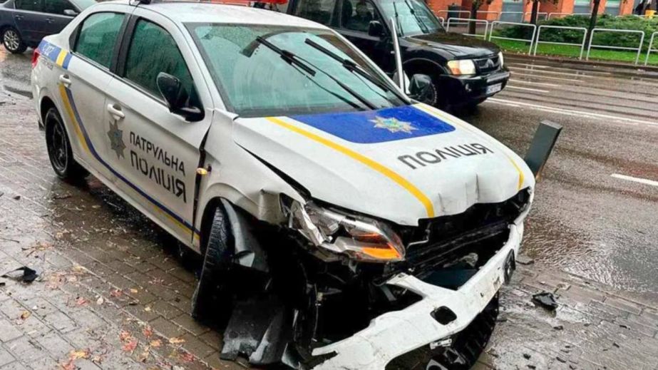 У Дніпрі Hyundai підрізав поліцейське авто: травмовано двох правоохоронців