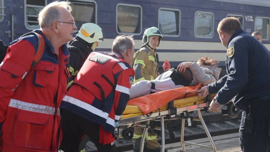 Наслідки удару по вокзалу Дніпра: у лікарнях залишаються 11 поранених, серед них — дитина