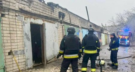 Пожар в пригороде Днепра: вражеский удар уничтожил автомобиль и повредил гаражи