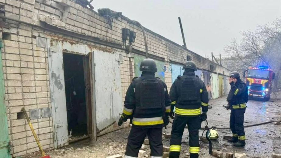 Пожар в пригороде Днепра: вражеский удар уничтожил автомобиль и повредил гаражи