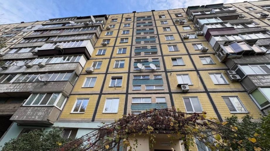Новая проводка вместо старой: в доме на Метростроевской в Днепре модернизируют электросети