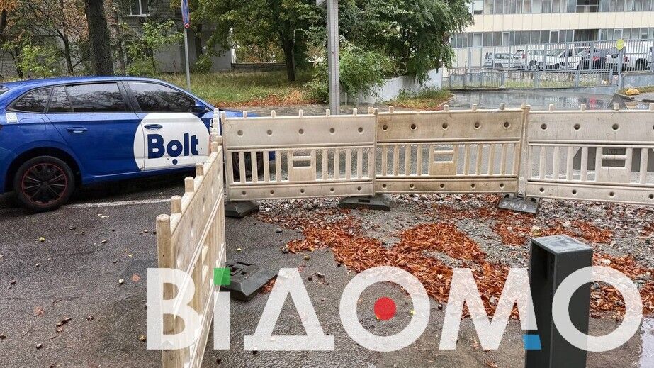 Провал на дороге: в Днепре в центре города появилась большая яма (ФОТО, ВИДЕО)
