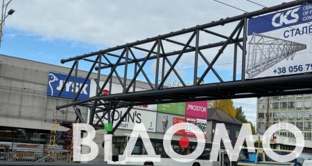 У Дніпрі на Слобожанському проспекті встановлюють надземний перехід: що відомо (ФОТО, ВІДЕО)