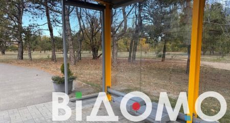 Як у Дніпрі виглядає меморіальна зупинка без іграшоок (ФОТО)