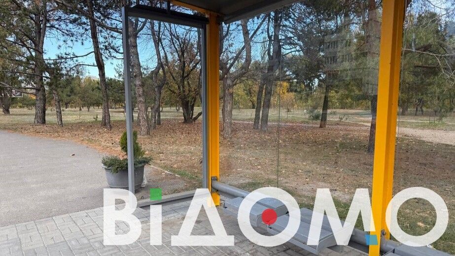 Як у Дніпрі виглядає меморіальна зупинка без іграшоок (ФОТО)