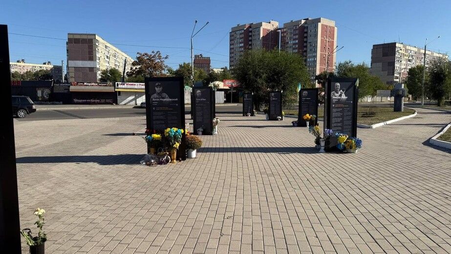 Сльози, біль і гордість: на Алеї пам’яті у Дніпрі з’явилися 36 оновлених стендів історій полеглих воїнів (ФОТО, ВІДЕО)