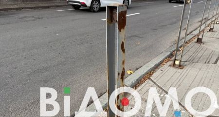 Ржавеют старые — покупают новые: в Днепре планируют потратить 2 миллиона на антипарковочные столбики (ФОТО, ВИДЕО)
