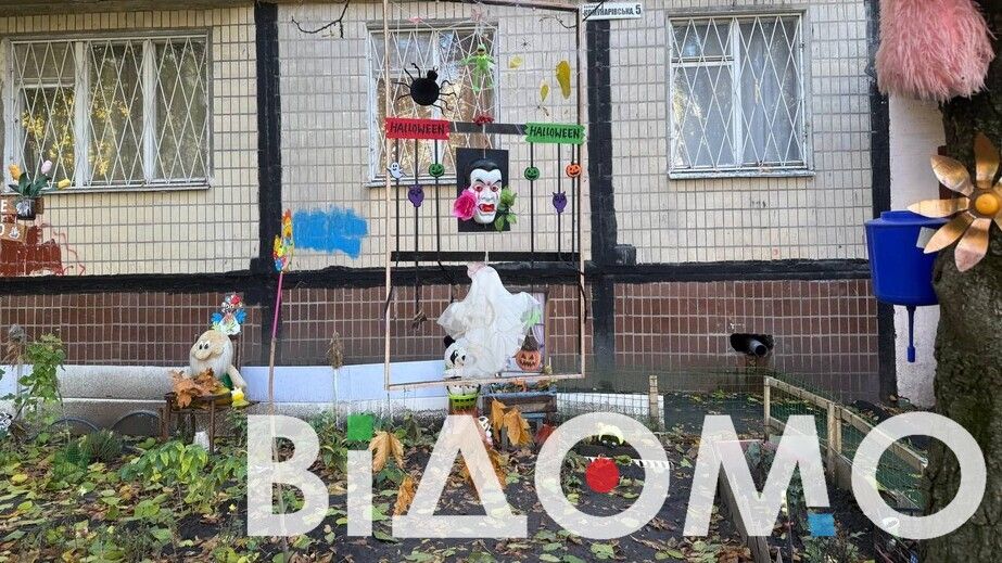 У Дніпрі до Геловіну двір прикрасили тематичною моторошною експозицією  (ФОТО, ВІДЕО)