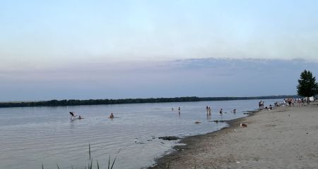 Пляжный сезон, несмотря на запрет: как жители Днепра спасаются от жары