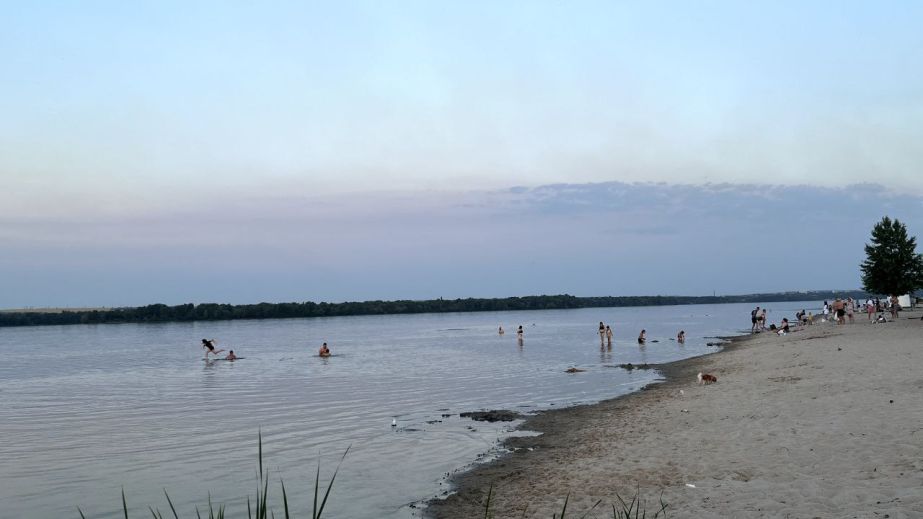 Пляжный сезон, несмотря на запрет: как жители Днепра спасаются от жары