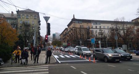 У Дніпрі оновлюють розмітку на пішохідних переходах через проспект Яворницького (ВІДЕО)