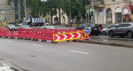 В Днепре на перекрестке улицы Степана Бандеры и проспекта Леси Украинки начали ремонт трамвайных путей (ВИДЕО)
