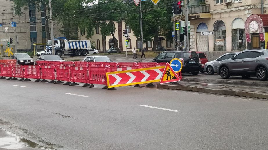 У Дніпрі на перехресті вулиці Степана Бандери і проспекту Лесі Українки розпочали ремонт трамвайних колій (ВІДЕО)