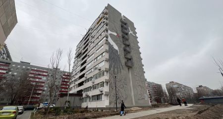 В Днепре на поврежденном в результате ракетного удара доме появился мурал (ФОТО, ВИДЕО)