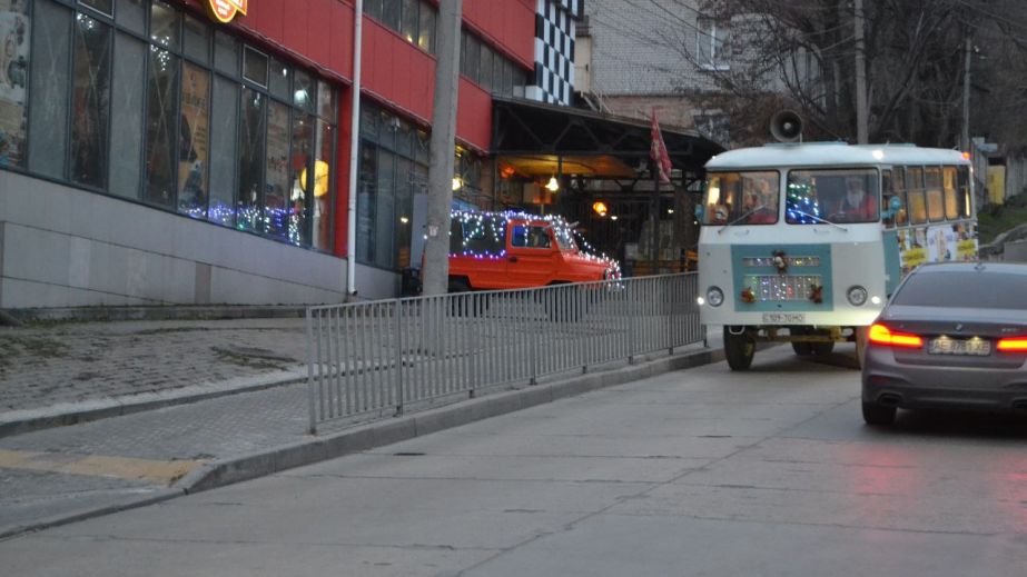 "Підсвіти місто": у Дніпрі відбувся новорічний автопробіг ретроавтомобілів (ФОТО, ВІДЕО)