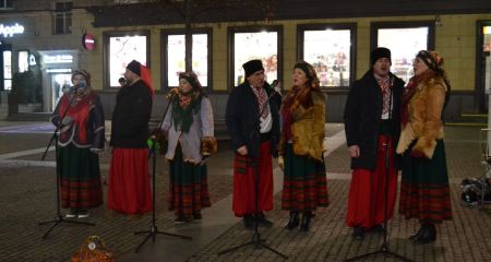 На Європейській площі у Дніпрі заспівали колядники (ФОТО)