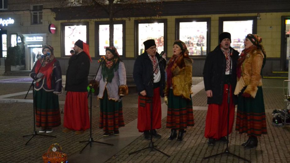 На Європейській площі у Дніпрі заспівали колядники (ФОТО)