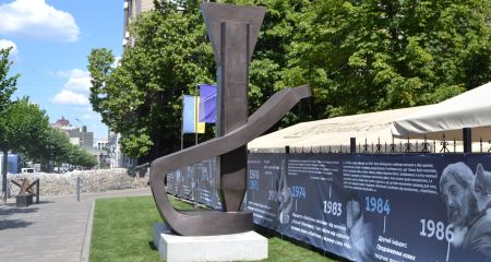 В Днепре открыли памятник в честь погибших от бомб