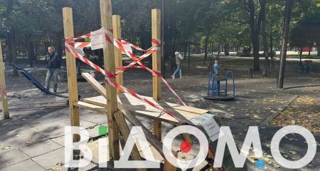 В Днепре продолжается ремонт детской и инклюзивной площадок в сквере Героев (ФОТО, ВИДЕО)