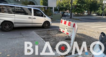 Дорожная ловушка в центре города: в Днепре автомобилисты страдают из-за выбоины на дороге (ФОТО, ВИДЕО)