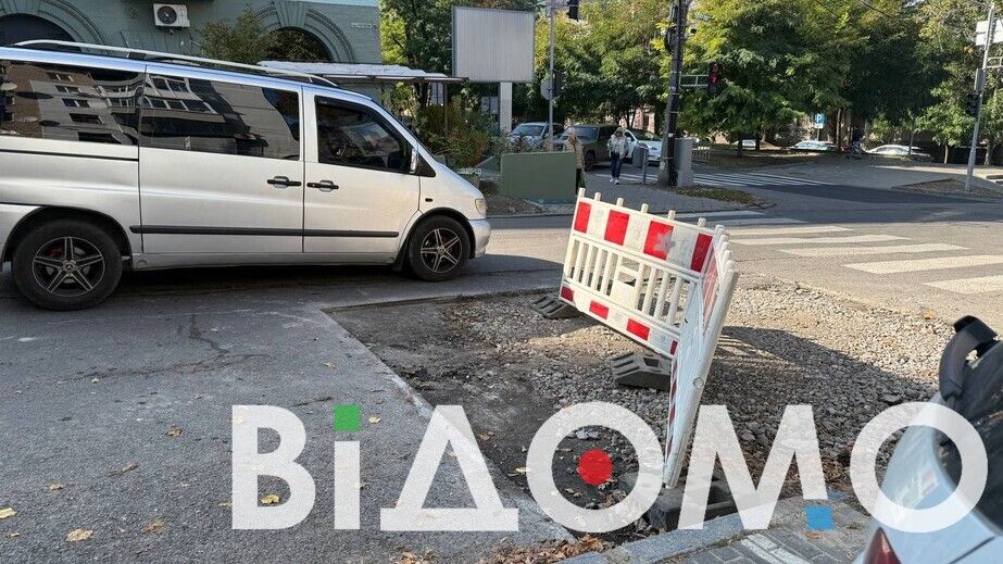 Дорожная ловушка в центре города: в Днепре автомобилисты страдают из-за выбоины на дороге (ФОТО, ВИДЕО)