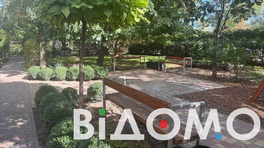 Квіткові композиції та зона для відпочинку: як у Дніпрі мешканці облаштувало власний двір (ФОТО, ВІДЕО)