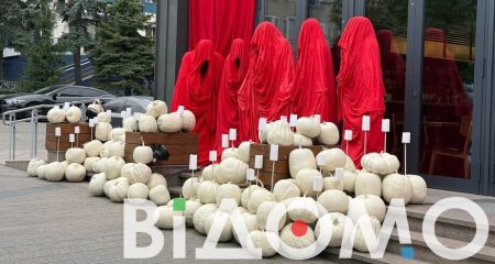 Гарбузи, скелети й кажани: у Дніпрі облаштували моторошні фотозони до Геловіну (ФОТО, ВІДЕО)