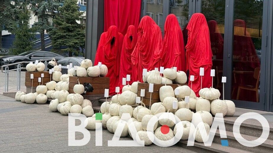 Гарбузи, скелети й кажани: у Дніпрі облаштували моторошні фотозони до Геловіну (ФОТО, ВІДЕО)