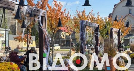 Моторошно, яскраво й атмосферно: як у Дніпрі сквер Усачова перетворився на геловінську локацію (ФОТО, ВІДЕО)