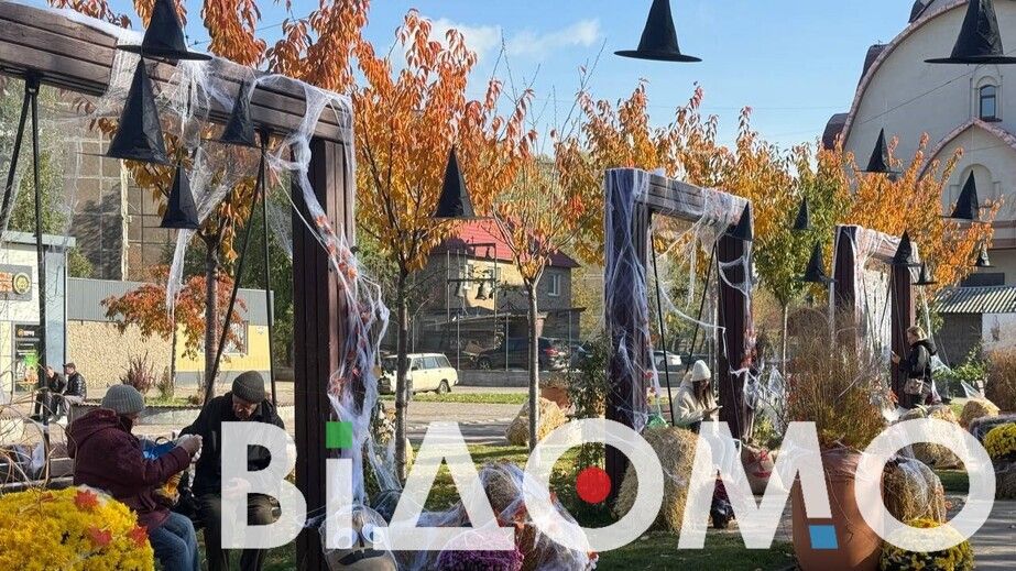 Моторошно, яскраво й атмосферно: як у Дніпрі сквер Усачова перетворився на геловінську локацію (ФОТО, ВІДЕО)