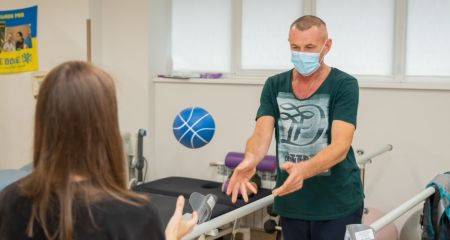 "Мрію якнайшвидше стати на ногу": у реабілітаційному центрі Дніпра відновлюється сапер із Вільногірська (ФОТО)