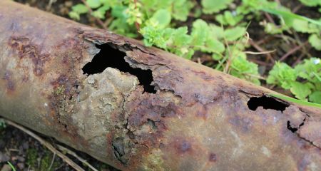На Днепропетровщине порыв трубы забили чепиками (ВИДЕО)