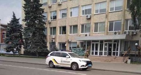 В Павлограде мужчина забросал вход в здание исполкома коктейлями Молотова