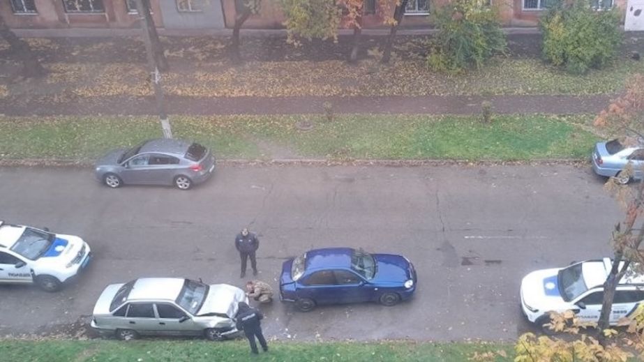 В Каменском пьяный водитель без удостоверения разбил припаркованные авто (ФОТО)