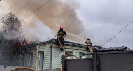 В Днепре сильный пожар охватил жилой дом (ВИДЕО)