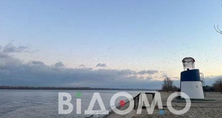 На Монастырском острове в Днепре люди купались и отдыхали рядом с трупом утопленника (ВИДЕО)