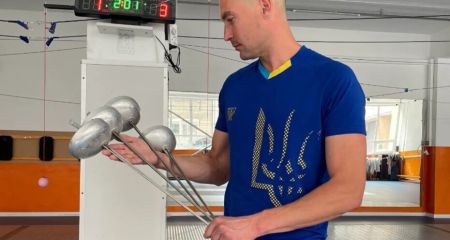 Фехтувальник з Дніпра продав свої шпаги з Олімпіади в Токіо і передав гроші на ЗСУ