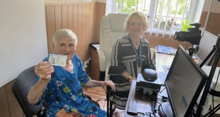 Прошла пешком через линию фронта: на Днепропетровщине 98-летней бабушке восстановили паспорт и подарили дом (ФОТО)