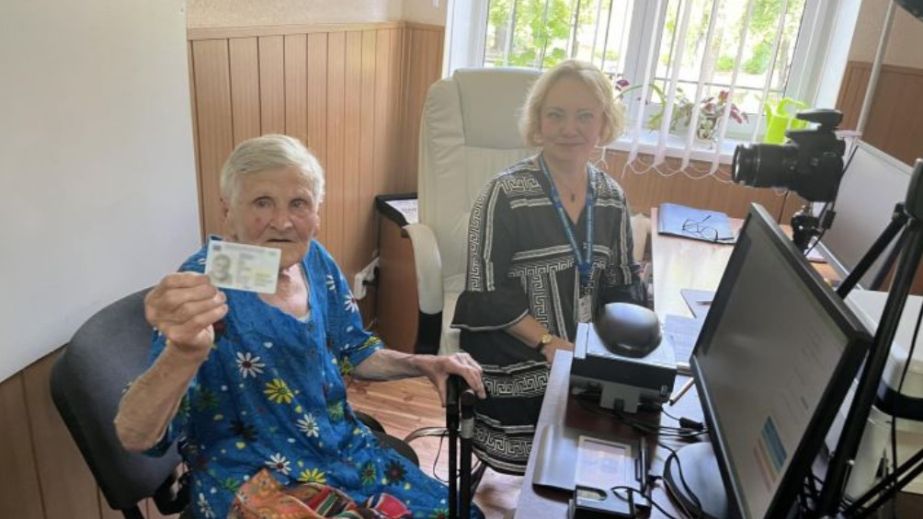 Пройшла пішки через лінію фронту: на Дніпропетровщині 98-річній бабусі відновили паспорт та подарували будинок (ФОТО)