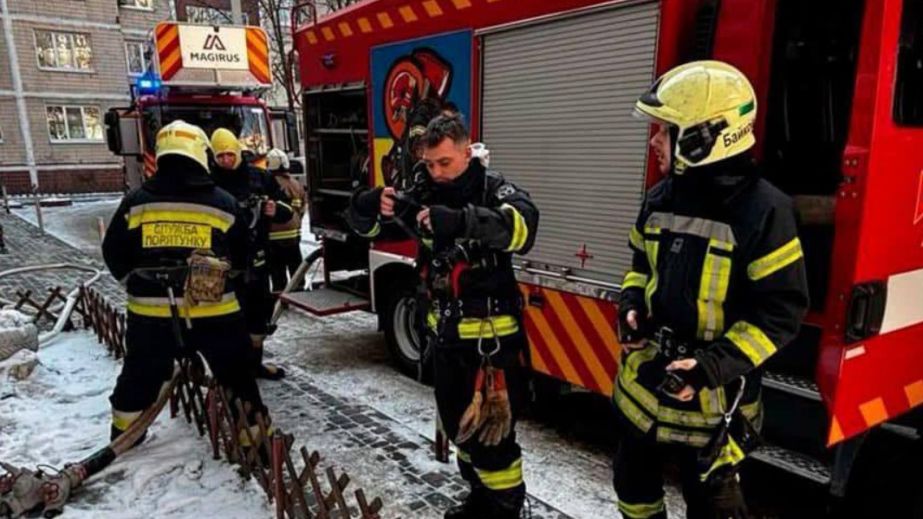 У Дніпрі на житловому масиві Перемога рятувальники витягли з вогню старого і повернули його до життя (ФОТО)