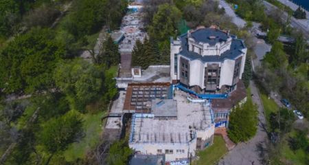 Юні вандали розгромили громадський туалет у центрі Дніпра (ВІДЕО)