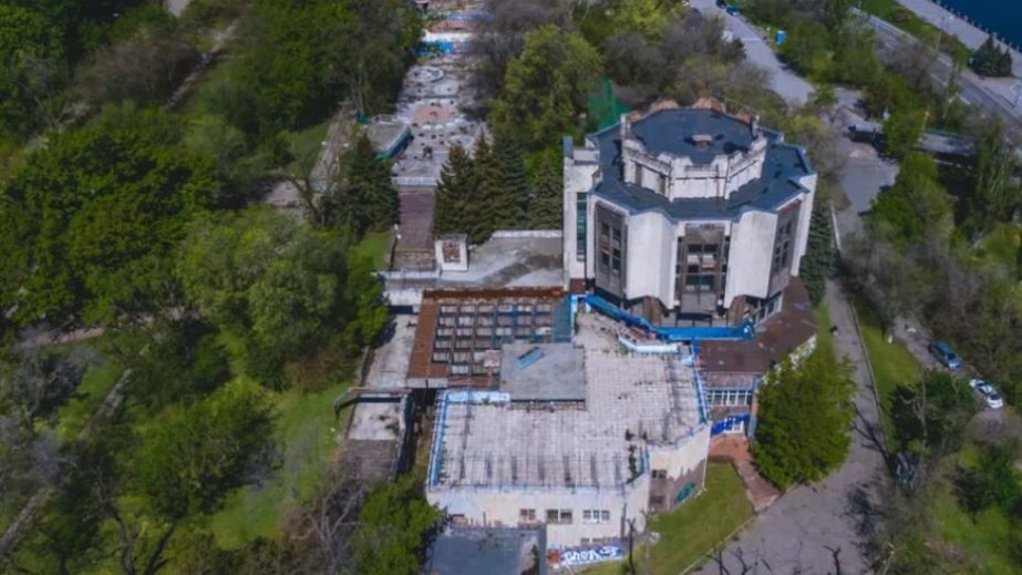 Юні вандали розгромили громадський туалет у центрі Дніпра (ВІДЕО)