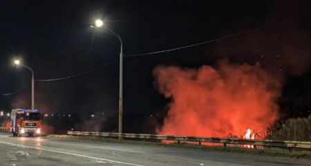 На виїзді з Дніпра сталася масштабна пожежа: рятувальники борються з вогнем